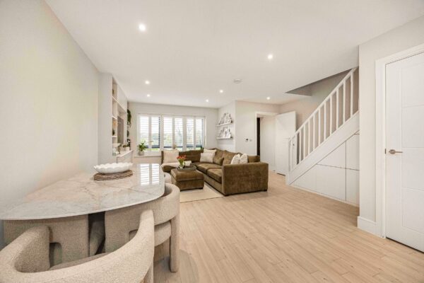 Park View, Chigwell,  IG7