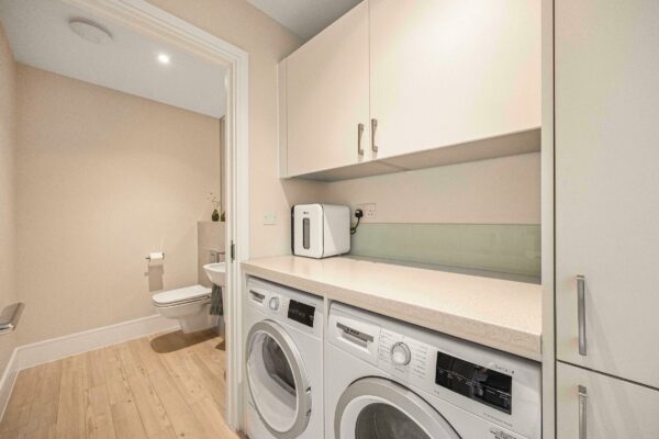 Park View, Chigwell,  IG7