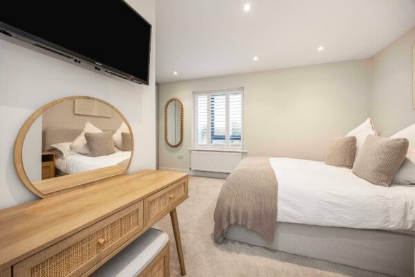 Park View, Chigwell,  IG7