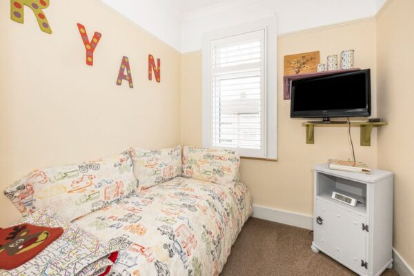 Hazelbrouck Gardens, Hainault, IG6