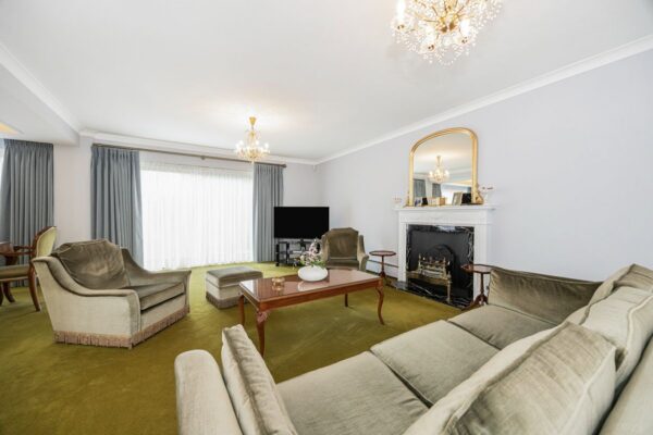 Hainault Road, Chigwell, IG7