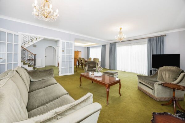 Hainault Road, Chigwell, IG7