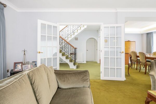 Hainault Road, Chigwell, IG7