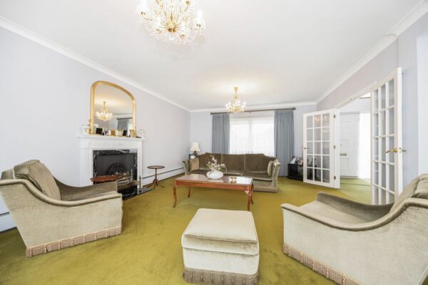 Hainault Road, Chigwell, IG7