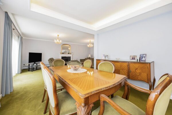 Hainault Road, Chigwell, IG7