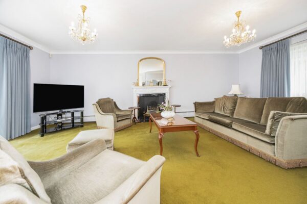 Hainault Road, Chigwell, IG7