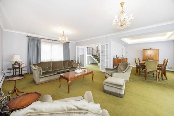 Hainault Road, Chigwell, IG7