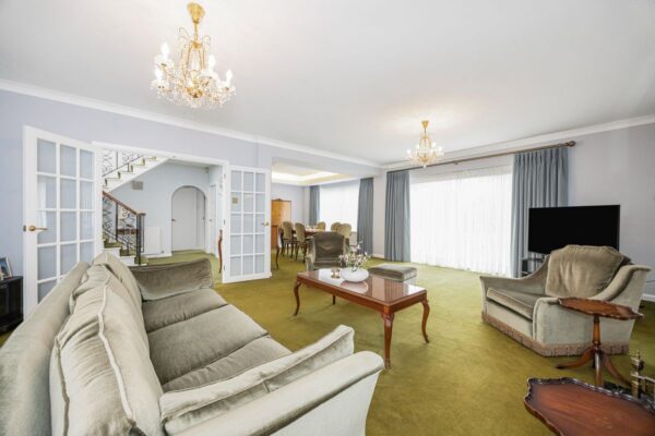 Hainault Road, Chigwell, IG7