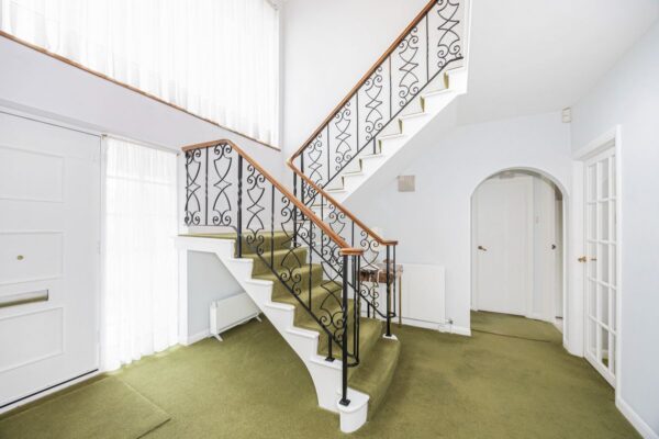 Hainault Road, Chigwell, IG7