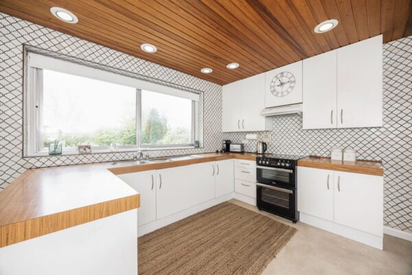 Hainault Road, Chigwell, IG7