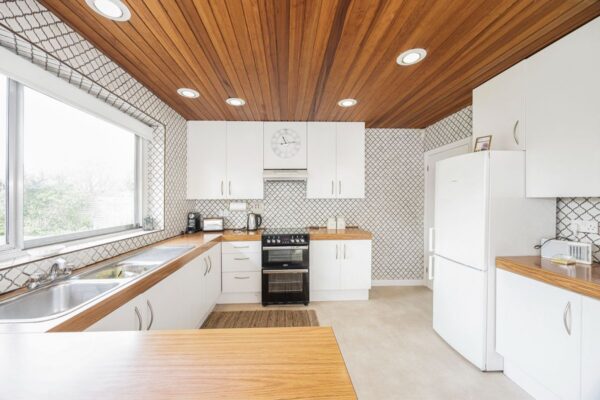 Hainault Road, Chigwell, IG7