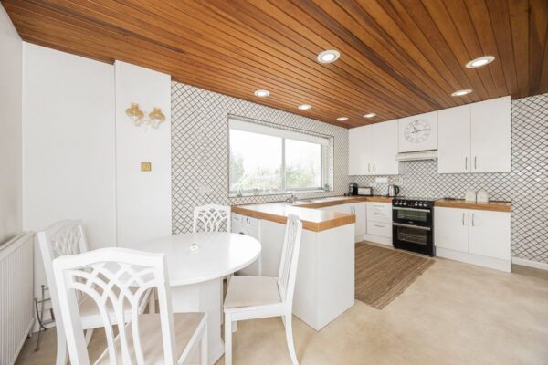 Hainault Road, Chigwell, IG7