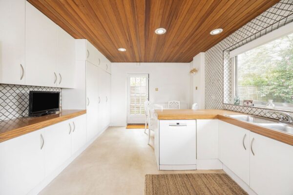 Hainault Road, Chigwell, IG7