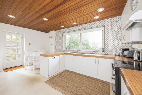 Hainault Road, Chigwell, IG7