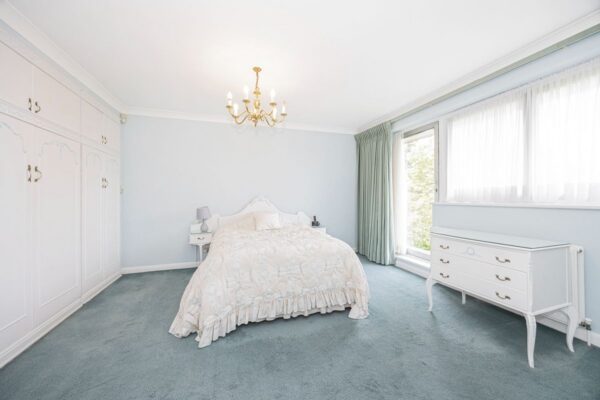 Hainault Road, Chigwell, IG7