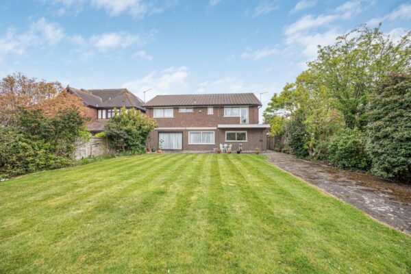Hainault Road, Chigwell, IG7