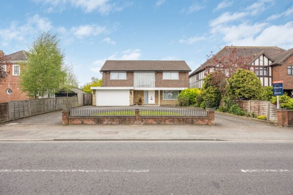 Hainault Road, Chigwell, IG7