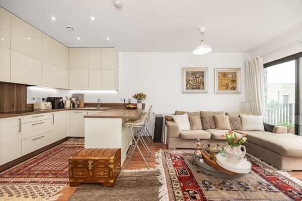 Kingfisher Heights, Pontoon Dock, E16