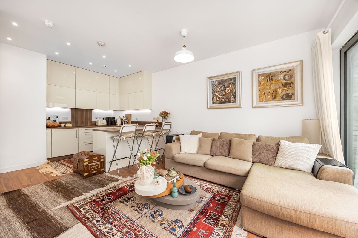 Kingfisher Heights, Pontoon Dock, E16