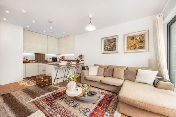 Kingfisher Heights, Pontoon Dock, E16
