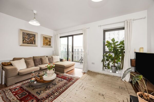 Kingfisher Heights, Pontoon Dock, E16