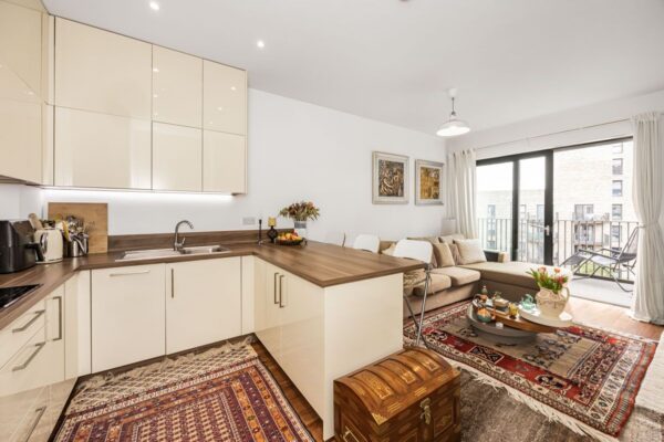 Kingfisher Heights, Pontoon Dock, E16