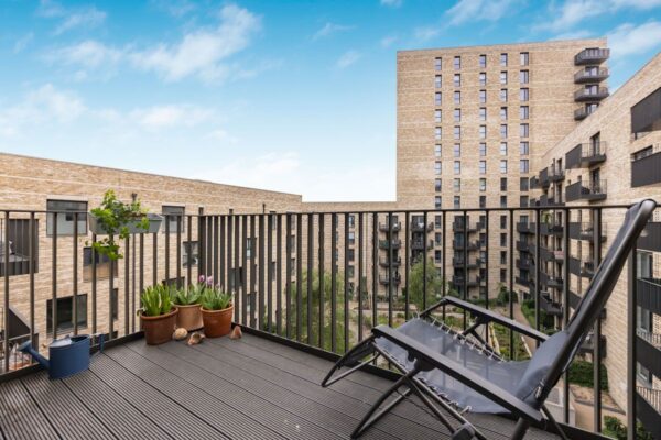 Kingfisher Heights, Pontoon Dock, E16