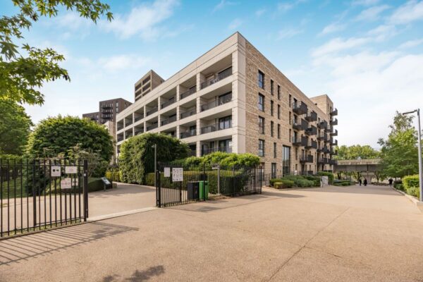 Kingfisher Heights, Pontoon Dock, E16