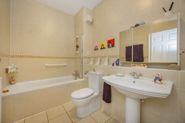 Brandesbury Square, Repton Park, IG8