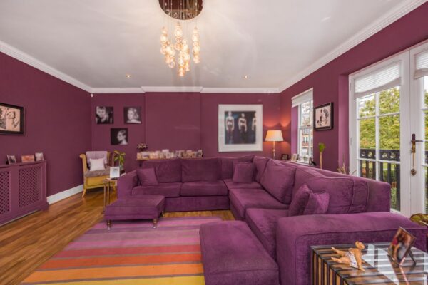 Brandesbury Square, Repton Park, IG8