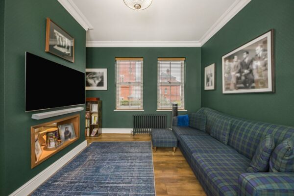 Brandesbury Square, Repton Park, IG8