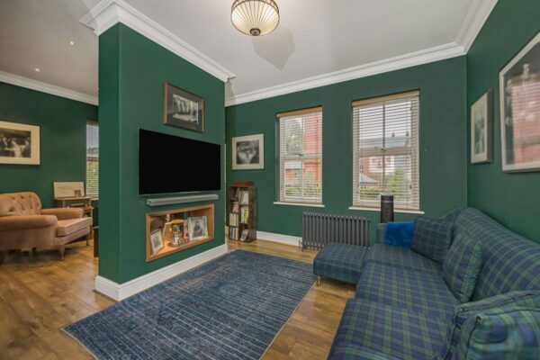 Brandesbury Square, Repton Park, IG8