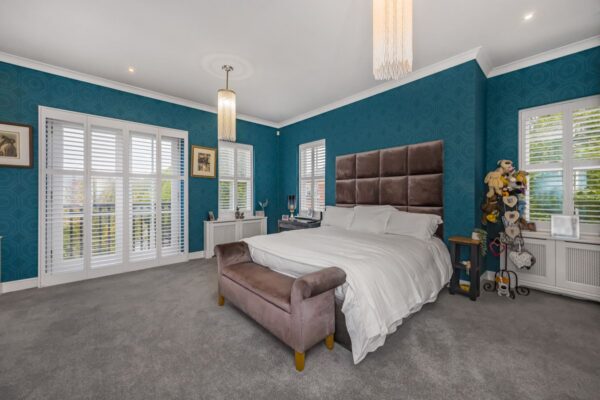 Brandesbury Square, Repton Park, IG8