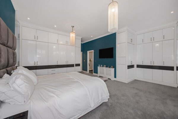 Brandesbury Square, Repton Park, IG8