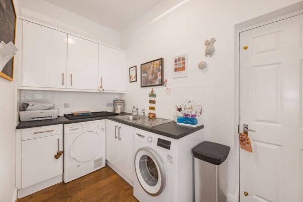 Brandesbury Square, Repton Park, IG8