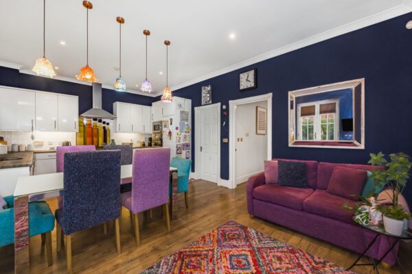 Brandesbury Square, Repton Park, IG8