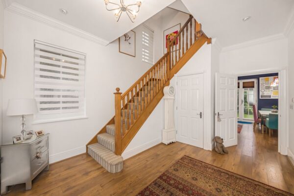 Brandesbury Square, Repton Park, IG8