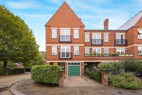 Brandesbury Square, Repton Park, IG8